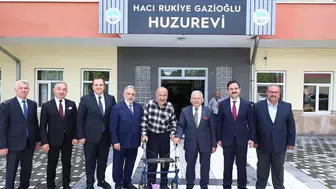 Bayram Coşkusu Huzurevinde: Gençler Yaşlıları Unutmadı