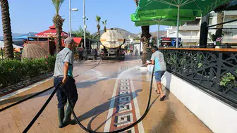 Marmaris'te sahil yolu ve çocuk parklarında temizlik çalışması yapıldı
