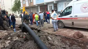 Altyapı çalışmasında göçük: Toprak altında kalan 2 işçi yaralandı