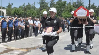 Bursa'da ameliyat olmuştu... Astsubay oğlunun donör olduğu polis memuru son yolculuğuna uğurlandı