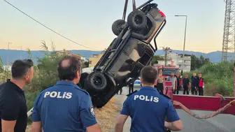 Edremit'te Trafik Kazası: Kamyonet Dereye Uçtu, 2 Kişi Hayatını Kaybetti