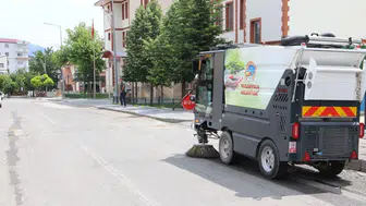 Pazaryolu'nda Çevre Dostu Vakumlu Yol Süpürme Aracı Hizmete Başladı