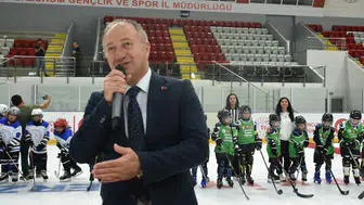 15 Temmuz Ruhu Buz Pistine Taşındı: Erzurum'da Minikler Buz Hokeyi Turnuvası Tamamlandı