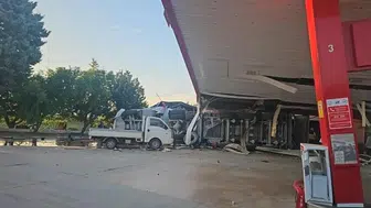 Akaryakıt istasyonunda can pazarı! Tır pompaları devirip markete daldı