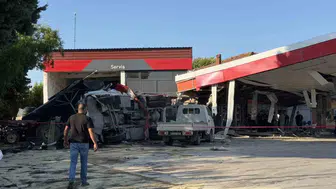 Kontrolden çıkan TIR akaryakıt istasyonuna daldı