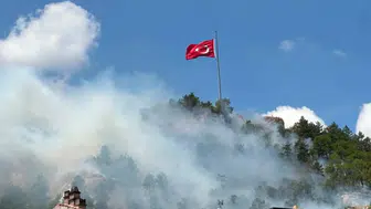 Tarihi Kütahya Kalesi’nin etekleri alev alev yanıyor