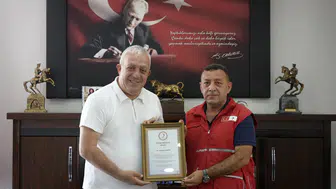 Artvin Belediye Başkanı Bilgehan Erdem'e Kızılay'dan Bronz Madalya