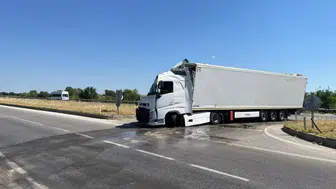 Edirne'de Tır Kazası: Yol Trafiğe Kapandı
