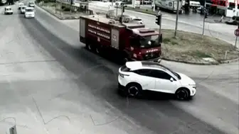Yangın Alarmında İtfaiye Aracıyla Otomobil Çarpıştı: O Anlar Güvenlik Kamerasında Kaydedildi!