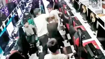 Adana'da e-Spor Merkezi'nde bıçaklı kavga: Bir çocuk hastaneye kaldırıldı!