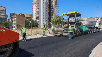Efeler’de ulaşım konforu artıyor sıcak asfalt çalışmaları sürüyor