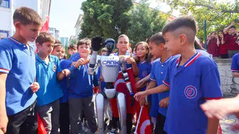 Türkiye'nin İlk Nüfus Kaydı Yapılan Robotu Okulda Fenomen Oldu!