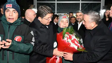Adalet Bakanı Yılmaz Tunç Erzurum’da Çiçeklerle Karşılandı, Bayburt’a Uğurlandı