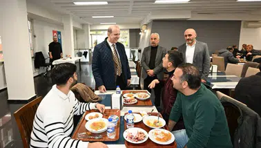 Rektör Çuvalcı Personel Yemekhanesi’nde Çalışanlarla Bir Araya Geldi