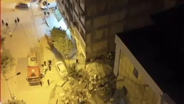 Hatay'da yıkılan bina korku yarattı