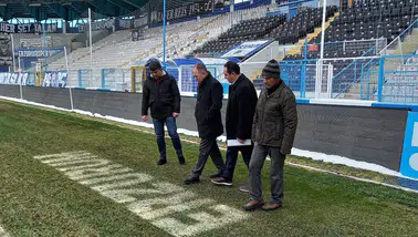 Erzurum Gençlik ve Spor İl Müdürü Levent Çakmur’dan Kazım Karabekir Stadı’nda zemin incelemesi