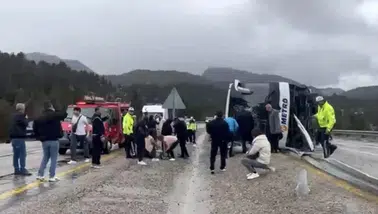 Yolcu otobüsü devrildi: 14 yaralı, 3'ü ağır durumda