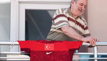 Balkonuna Astığı Türk Bayrağıyla Tanınan Salih Amca Bu Kez Ay Yıldızlı Formayı Astı