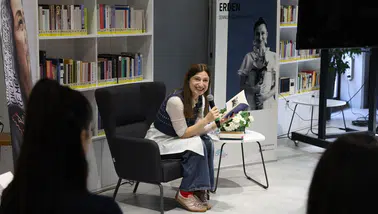 Nezaket Erden, Nilüfer'de Büyüleyici Bir Şiir Dinletisi Sunarak Şi severleri Buluşturdu