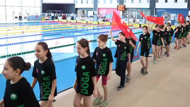 Trabzon’da 23 Nisan Yüzme Şenliği Ödül Töreniyle Tamamlandı