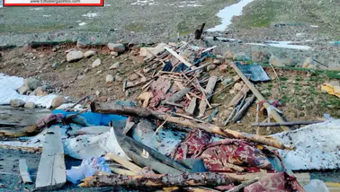 Ovit Yaylasında Çığ Yayla Evlerini Yıktı Geçti