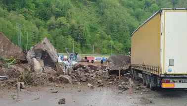 Karadeniz’de Heyelan: Arhavi-Hopa-Sarp Karayolu Trafiğe Kapatıldı
