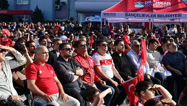 Bahçelievler'de Milli Maç Heyecanı: Dev Ekranda Coşku Dorukta!