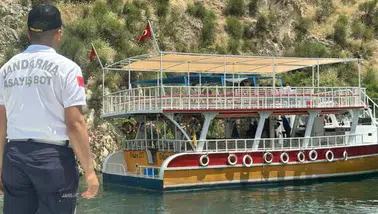 Halfeti'de Tur Teknesi Arızalandı, Yolcular Güvenli Bir Şekilde Tahliye Edildi