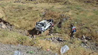 Bingöl'de Hafif Ticari Araç Şarampole Yuvarlandı: 6 Yaralı!