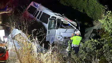 Minibüs Tarla Ortasında Devrildi: Can Kayıpları ve Yaralılar Var