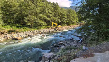 Çamlıhemşin’de Fırtına Deresi’ndeki Taşkın Kontrol Çalışmaları İncelendi