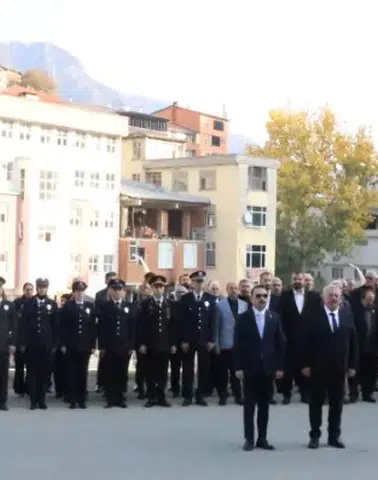 Murgul'da Atatürk Anma Programında Öğrenciler Yeteneklerini Sergiledi