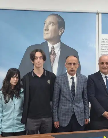 Trabzon Fen Lisesi Öğrencilerinden İlçe Millî Eğitim Müdürü Türkmen’e Proje Sunumu