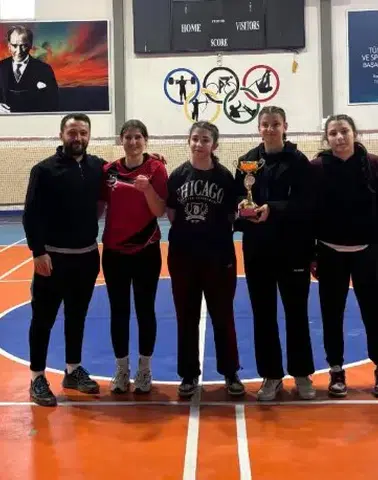 Ardanuç’ta Okul Sporları Badminton İl Birinciliği Tamamlandı