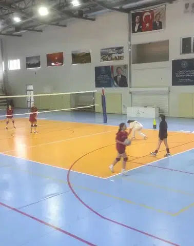Arhavi’de Öğrenciler Spor Salonunda Voleybol Antrenmanlarını Sürdürüyor