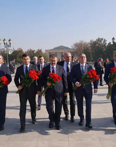 Haydar Aliyev, Azerbaycan'da anma töreniyle saygı ile yad edildi
