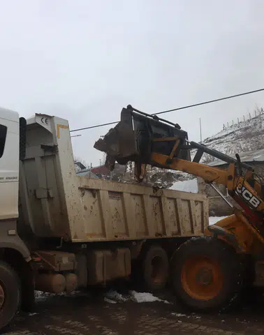 Çat Belediyesi çevre temizliğiyle daha yaşanabilir bir gelecek için çalışıyor