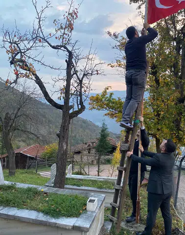 Şehit Davud Baydar'a vefa ziyareti, dualar ve Türk bayrağı yenilendi