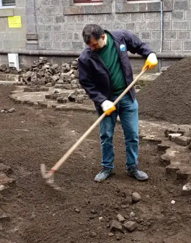 Beşikdüzü’nde Doğalgaz Çalışmaları Sonrası Parke Yenilemesi Sürüyor