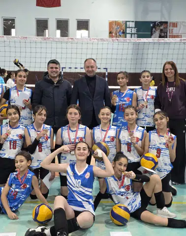 Erzurum'da Voleybol İl Birincisi Takıma Anlamlı Ziyaret ve Hediye Destekleri