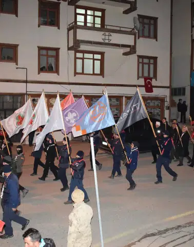 Şenkaya'da Meşaleli Yürüyüşle Şehitler Anıldı, Vatan Sevgisi Pekişti