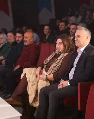 Yomra’da Sanal Âlem Bir Âlem Tiyatro Oyunu İzleyicilerden Büyük Beğeni Topladı