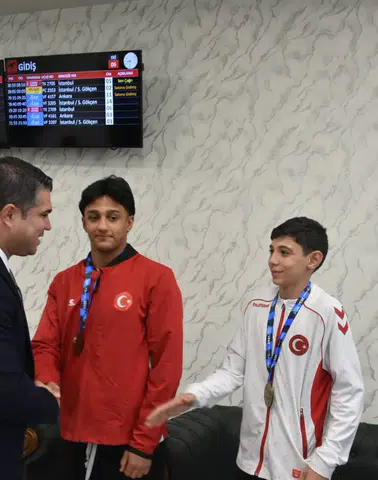 Erzurum’un Gururu Güreşçiler Havalimanında Çiçeklerle Karşılandı