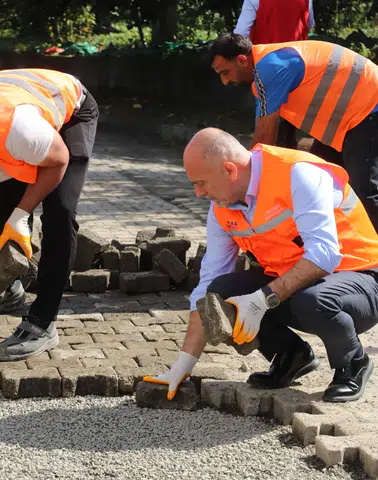 Hopa’da Sundura Mahallesi’nde Yol ve Parke Çalışmaları Başladı