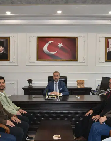 Hopa Atatürk Ortaokulu Erasmus+ Ekibinden İl Millî Eğitim Müdürü Beraat Şahin’e Ziyaret