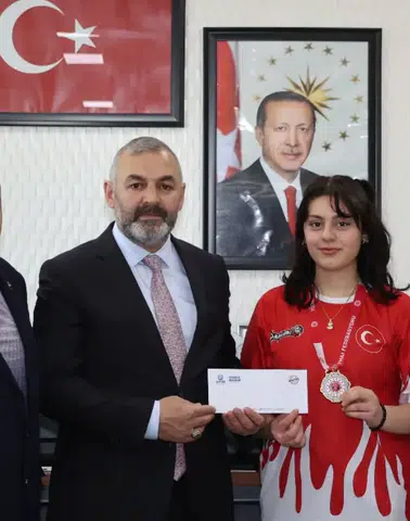 Trabzon Arsin'den Gururlandıran Başarı: Semanur Koç Muay Thai Şampiyonu Oldu