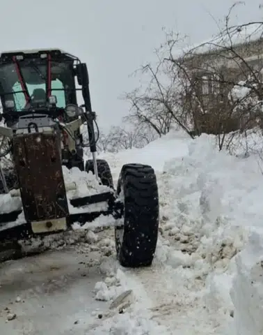 Trabzon Arsin'de kar yağışı sonrası yollar için belediye seferber oldu, çalışmalar devam ediyor