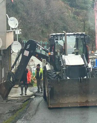 Güneysu’da Yol Güvenliği ve Üstyapı Çalışmaları Sürüyor