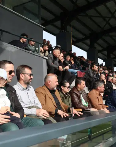 Arsin Belediye Başkanı Hamza Bilgin, Arsinspor – Ulubey Belediye Spor Maçını Tribünden Takip Etti