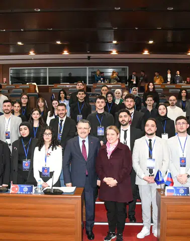 Trabzon'da Gençlerden Diplomasi ve Adalet Temalı Buluşma: Başkan Genç Geleceği Konuştu